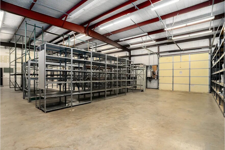 More Photos Of 124 S Nolan River Rd, Cleburne Flex For Lease