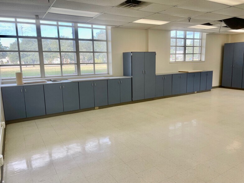 More Photos Of 216 E College St, Seguin Flex For Sale