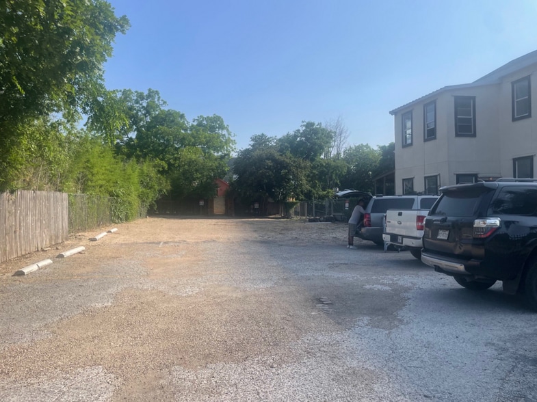 More Photos Of 610 E Josephine St, San Antonio Restaurant For Lease