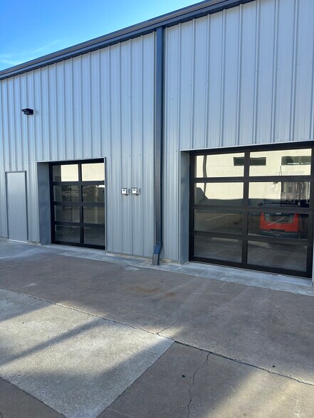 More Photos Of 126 Glass St, Dallas Office For Sale