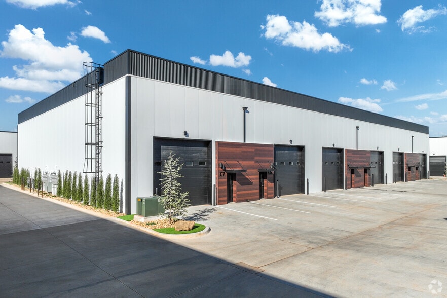 More Photos Of 7700 Broadway Ext, Oklahoma City Light Distribution For Sale