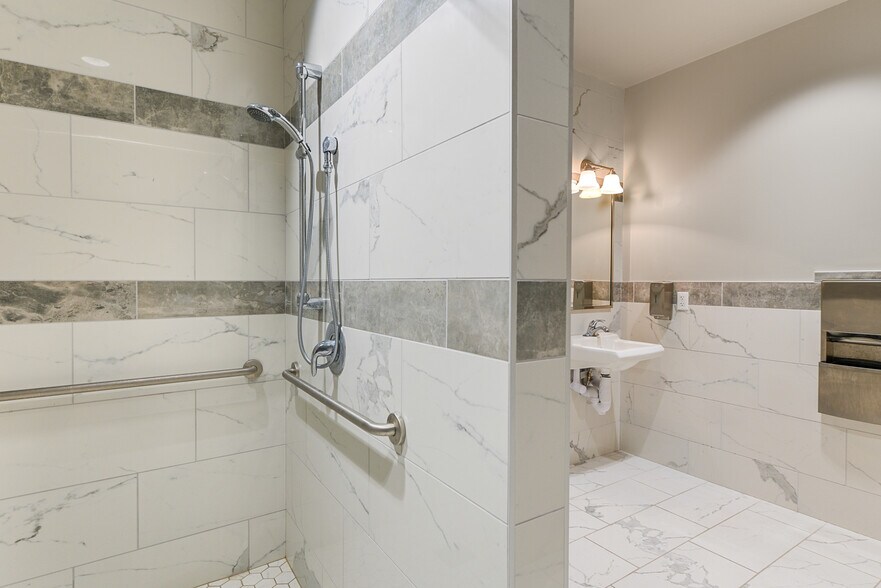 More Photos Of 1009 N Ranch 620 Rd, Lakeway Warehouse For Sale