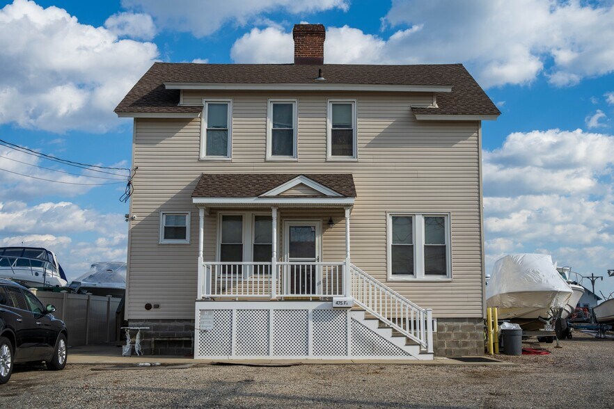 More Photos Of 13-19 Post Pl, Babylon Marina For Sale