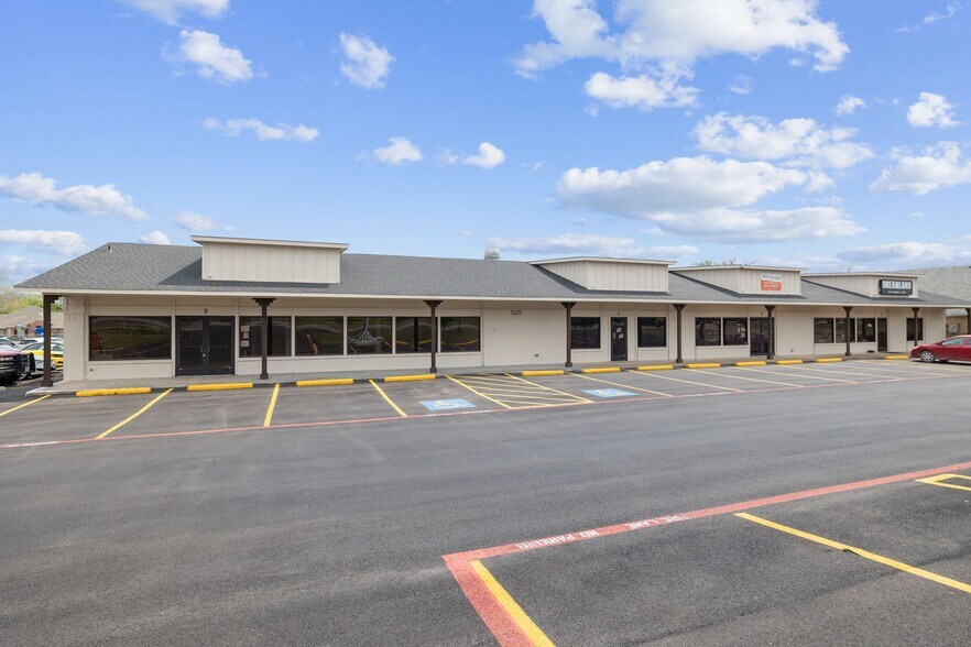 More Photos Of 520 N Broadway St, Joshua Storefront Retail Office For Lease