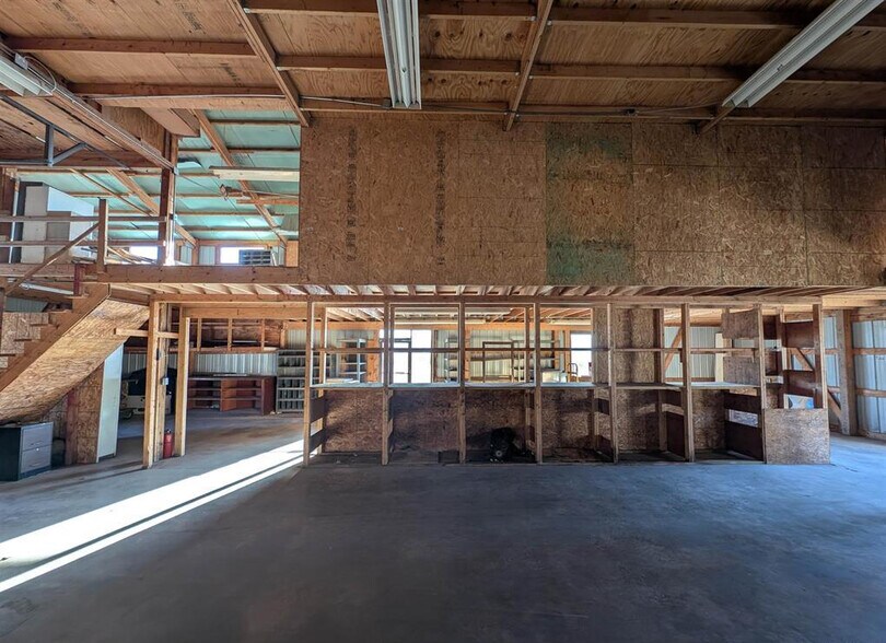 More Photos Of 421 E Moneta Ave, Peoria Heights Self Storage For Lease