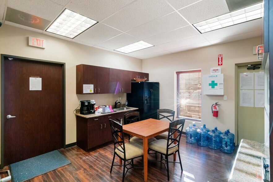 More Photos Of 207 W Archer Rd, Baytown Warehouse For Sale