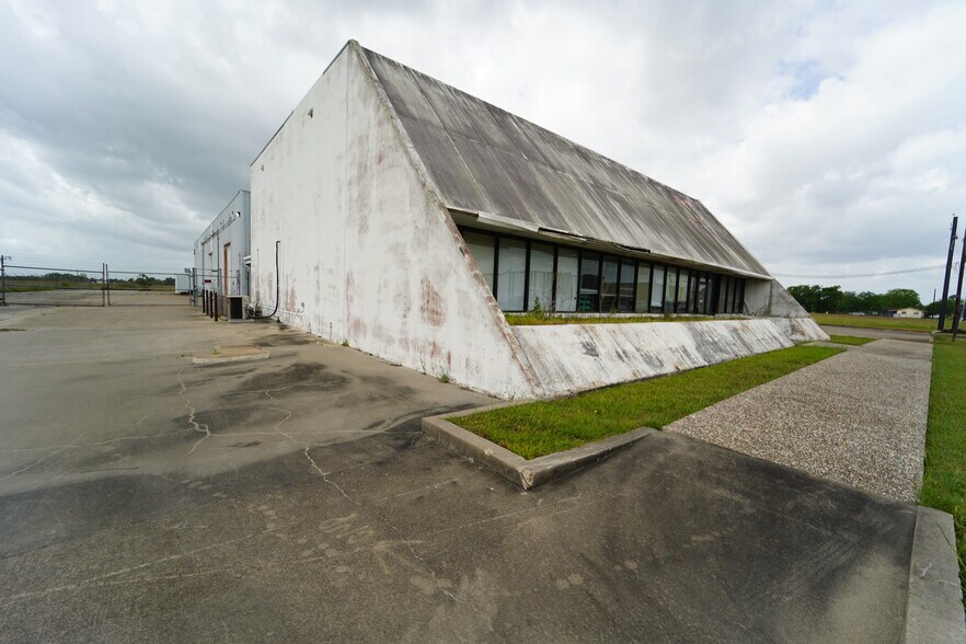 More Photos Of 3701 E Rio Grande St, Victoria Industrial For Sale