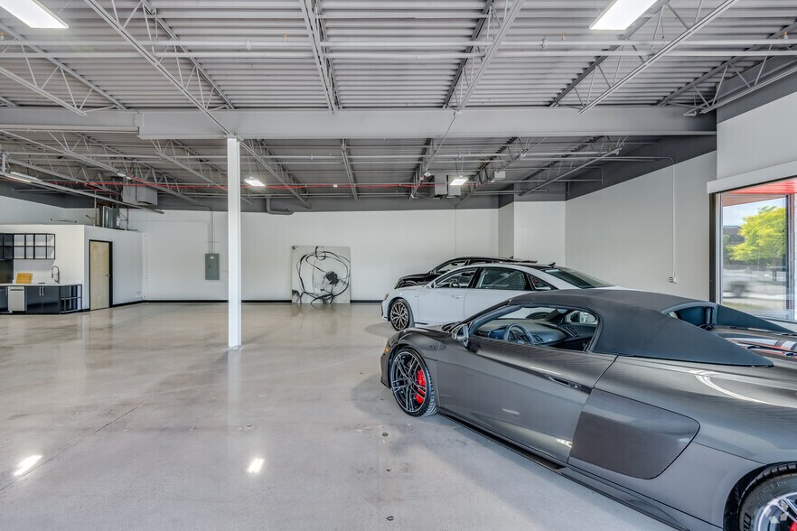 More Photos Of 8949 N Deerbrook Trl, Brown Deer Flex For Lease