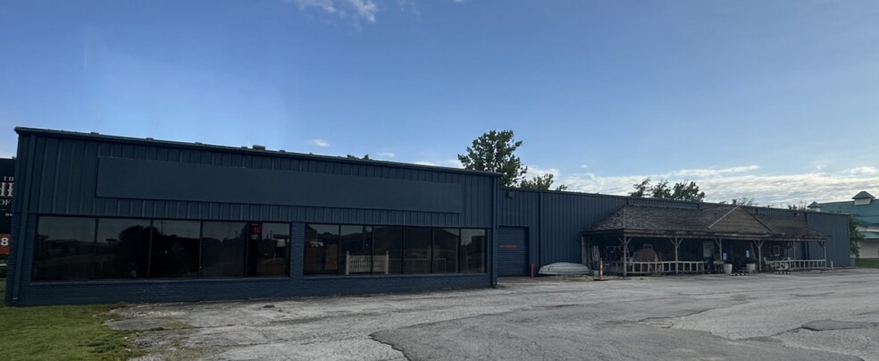 More Photos Of 1900 W Elm St, Ozark Freestanding For Sale