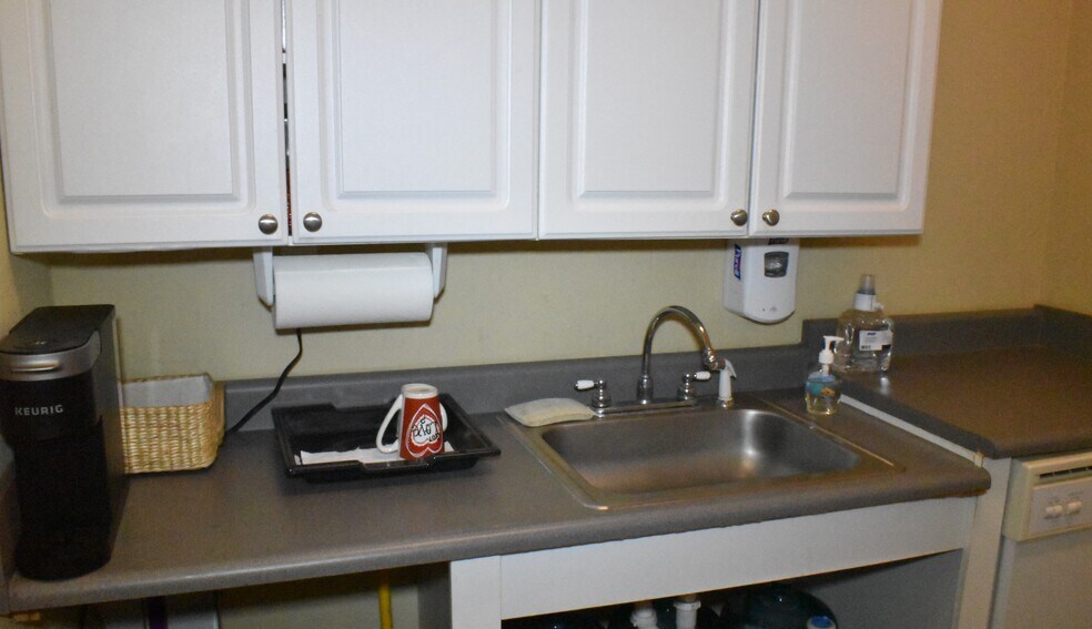 More Photos Of 2252 Beach Dr, Gulfport Office Residential For Lease