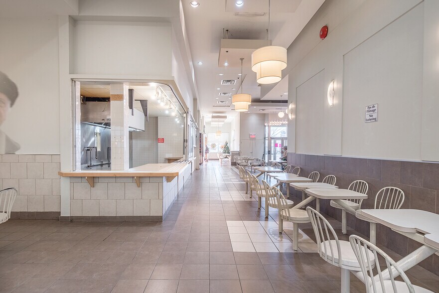 More Photos Of 740 Boul de la Côte-Vertu, Montréal Freestanding For Lease