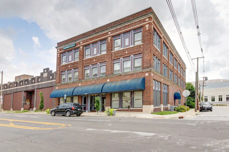 More Photos Of 316-318 Washington St, Bloomington Storefront Retail Office For Lease