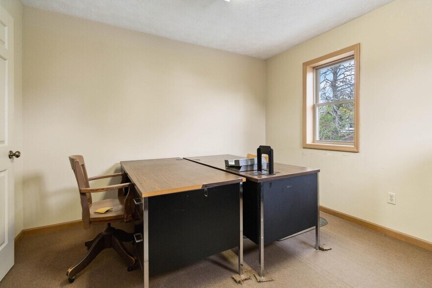 More Photos Of 1509 1/2 Lexington Rd, Richmond Office Residential For Lease