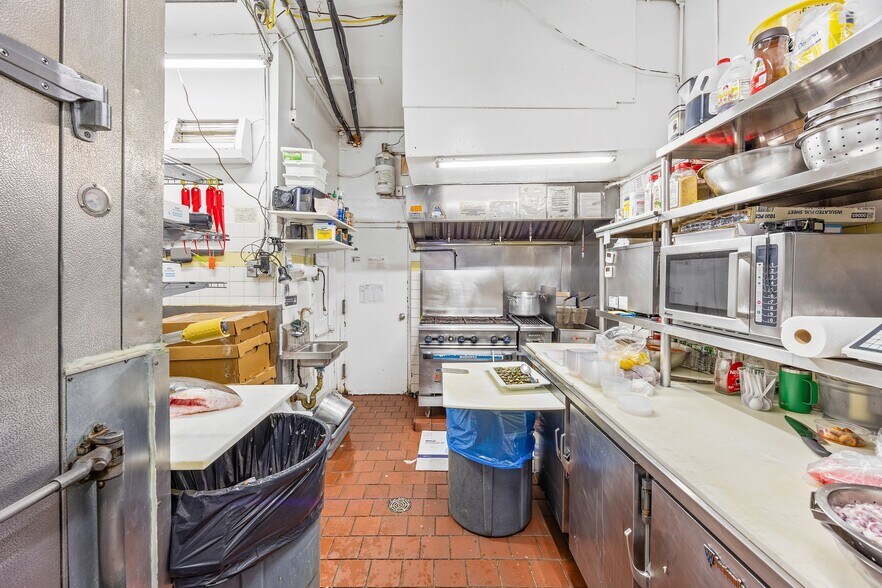 More Photos Of 191A Court St, Brooklyn Storefront Retail Residential For Lease