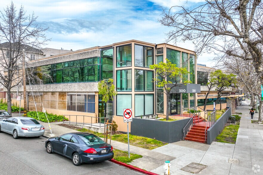 Primary Photo Of 300 Grand Ave, Oakland Medical For Sale