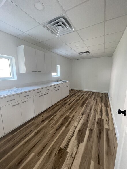 More Photos Of 400 W Cervantes St, Pensacola Flex For Lease