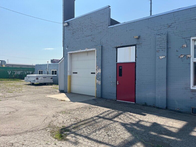 More Photos Of 27206 Groesbeck Hwy, Roseville Industrial For Sale