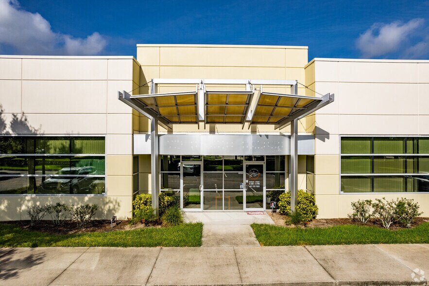 More Photos Of 8810 Commodity Cir, Orlando Showroom For Lease