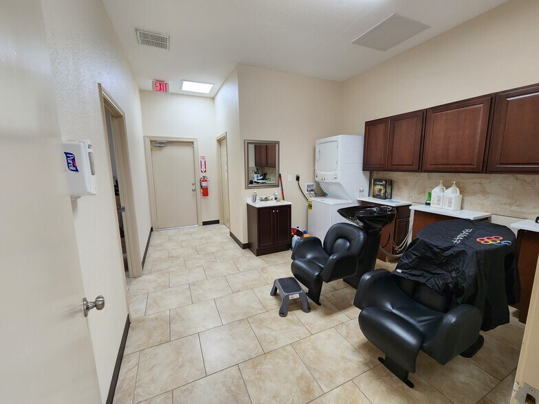 More Photos Of 417 E Parkwood Ave, Friendswood Office For Lease