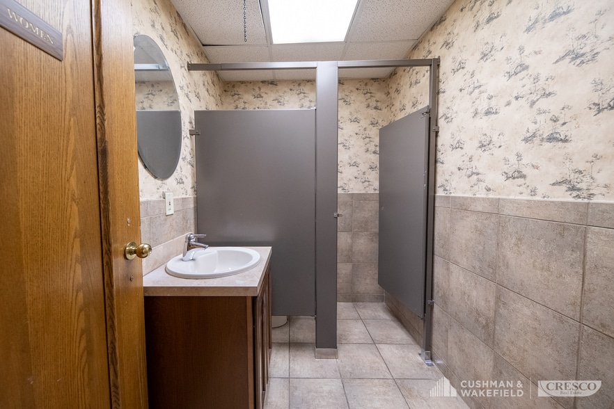 More Photos Of 5555 Mayfield Rd, Cleveland Office For Sale