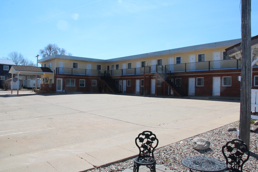 Primary Photo Of 115 N River St, Chamberlain Hotel For Sale