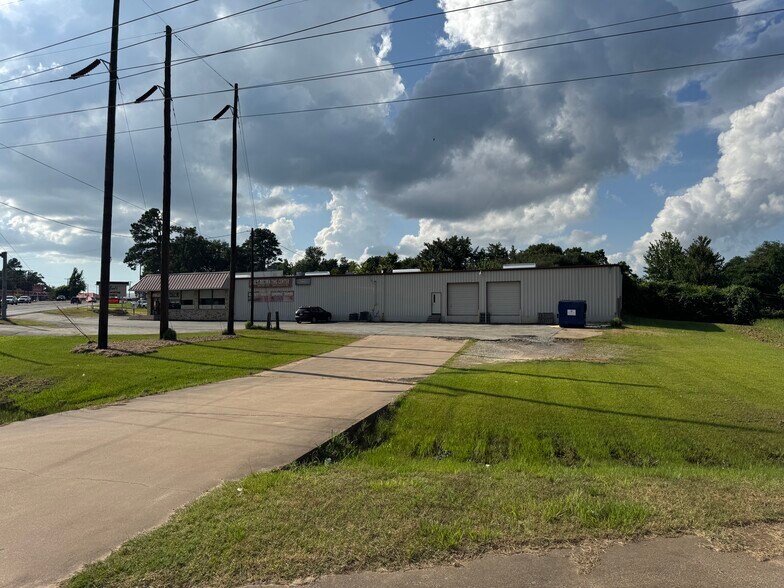 More Photos Of 1900 Crockett Rd, Palestine Storefront For Sale