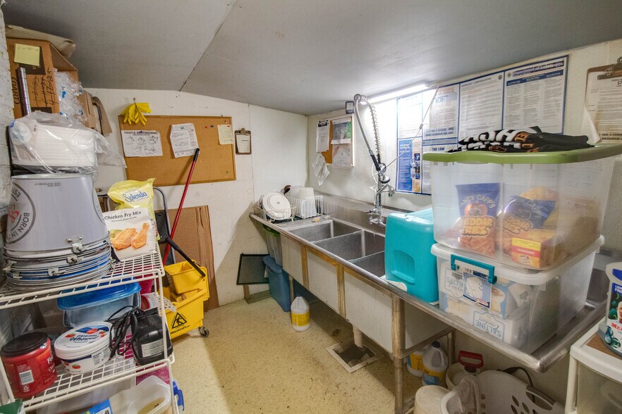 More Photos Of 20861 IL-100, Fieldon Specialty For Sale