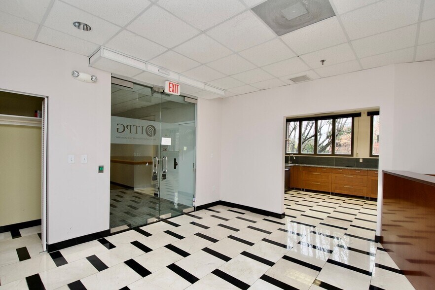 More Photos Of 1964 Gallows Rd, Vienna Office For Sale