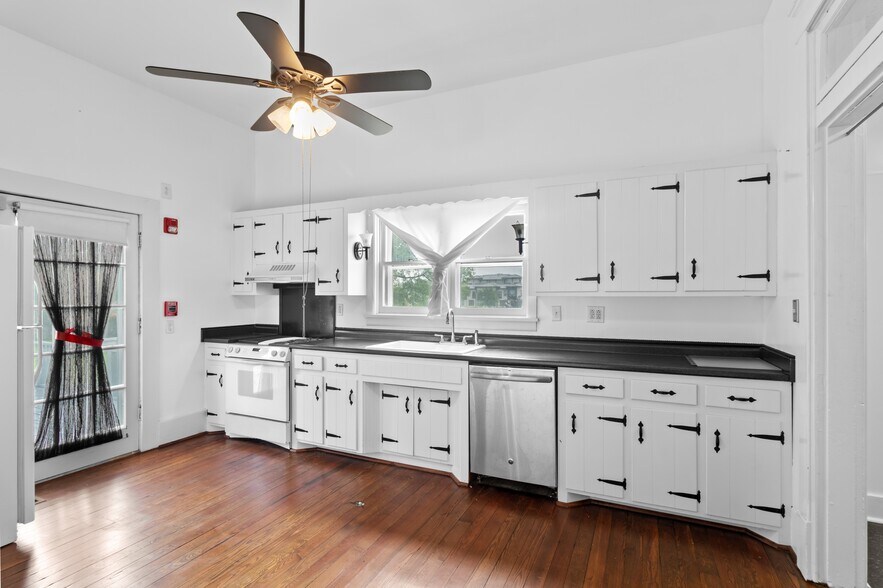 More Photos Of 300 Maple St, Smyrna Restaurant For Sale