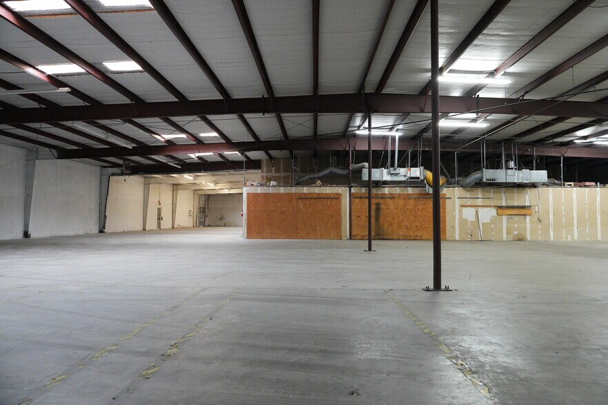 More Photos Of 501 Industrial Dr, Richardson Warehouse For Lease