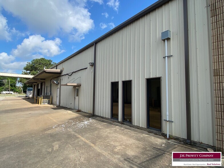 More Photos Of 399 Ml King Jr Pky, Beaumont Service For Lease