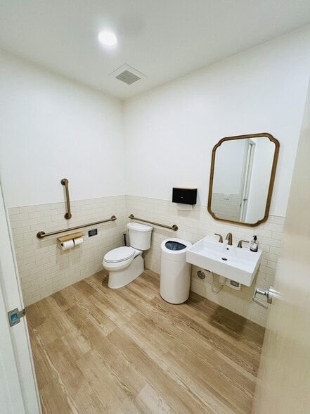 More Photos Of 17050 N Thompson Peak Pky, Scottsdale Storefront For Lease