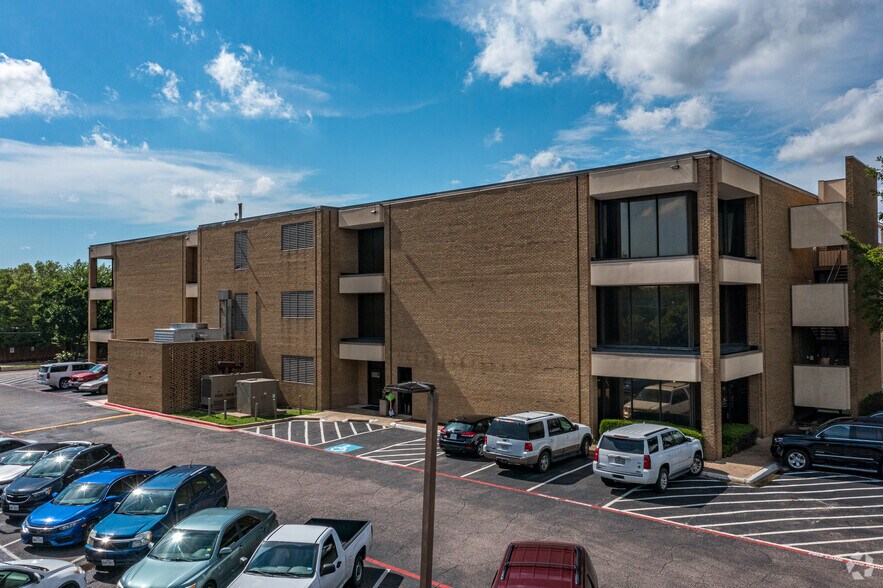 More Photos Of 3530 Forest Ln, Dallas Office For Lease