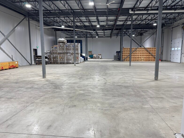 More Photos Of 171 Av Dalcourt, Louiseville Warehouse For Lease
