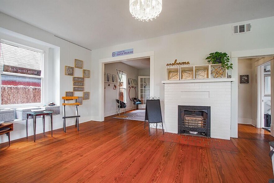 More Photos Of 108 W 10th 1/2 St, Houston Storefront Retail Office For Lease