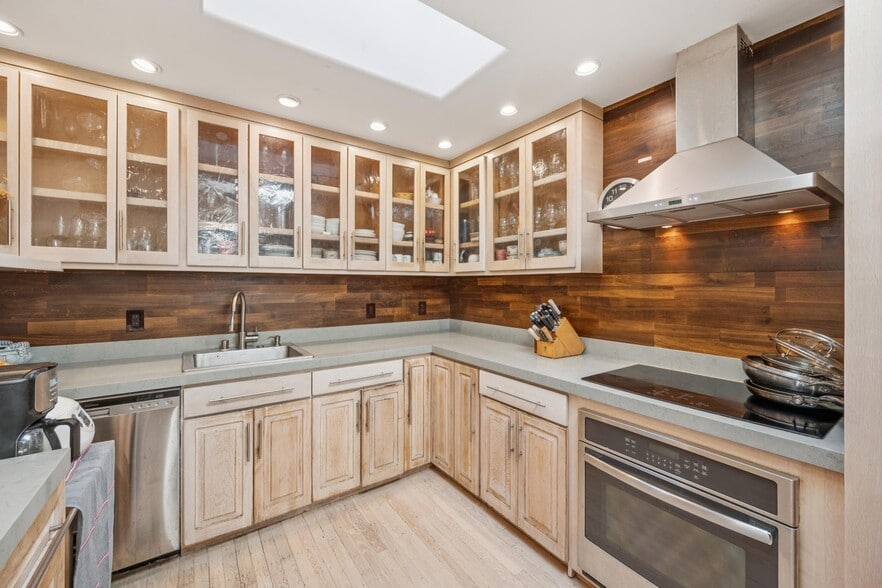 More Photos Of 335 S Van Ness Ave, San Francisco Flex For Sale