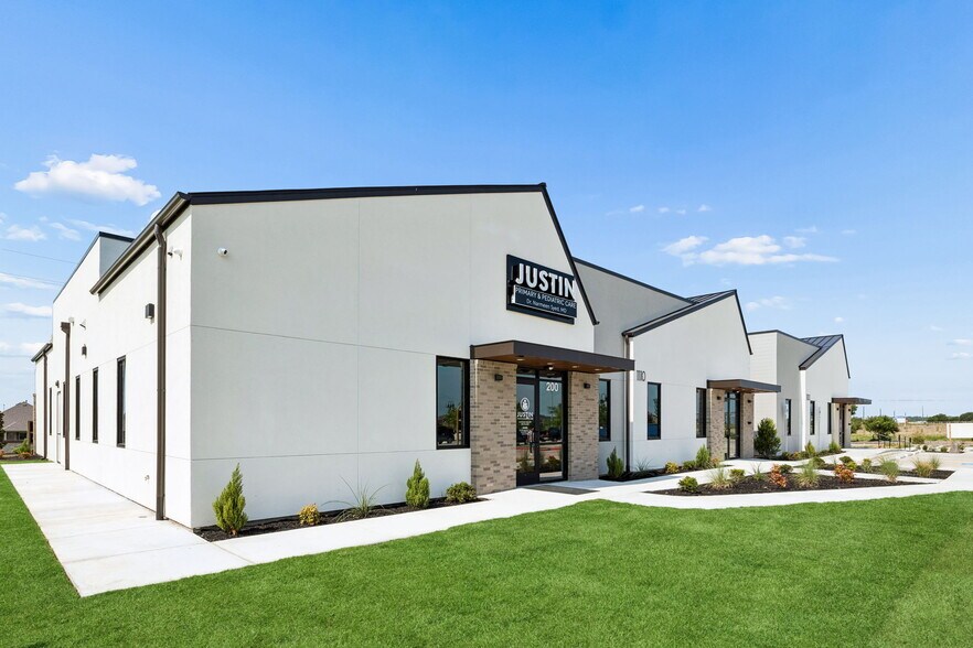 More Photos Of 1110 Timberbrook Pky, Justin Storefront For Lease