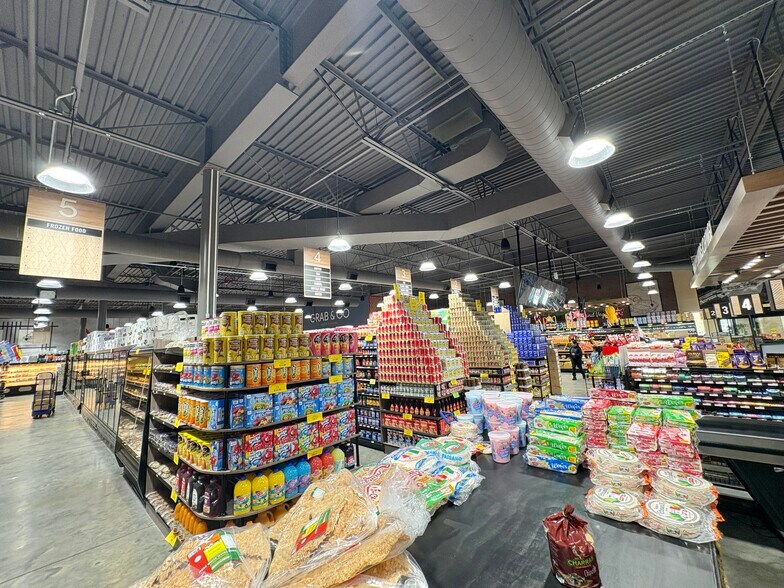 More Photos Of 96 Grove St, Waterbury Supermarket For Sale