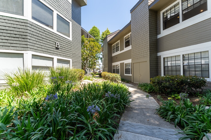 More Photos Of 2900 Bristol St, Costa Mesa Office For Sale