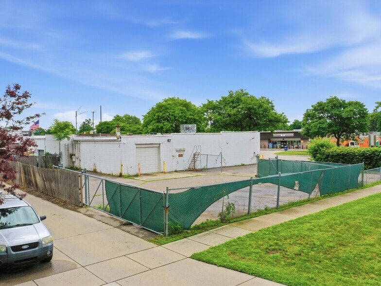 More Photos Of 832 W 11 Mile Rd, Madison Heights Warehouse For Sale