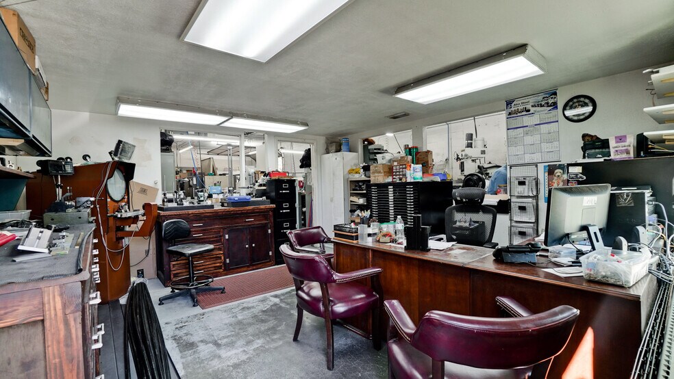 More Photos Of 3015 62nd Ave E, Bradenton Showroom For Sale