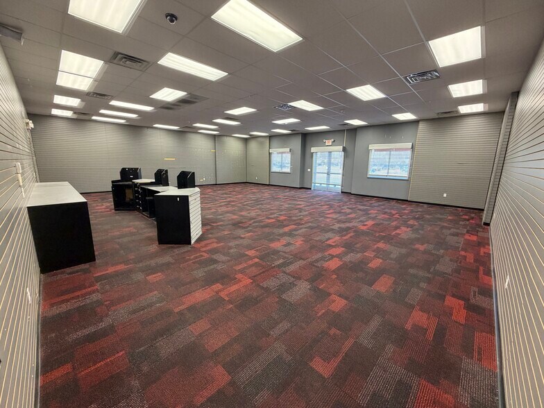 More Photos Of 1011 Highway 1 W, Iowa City General Retail For Lease