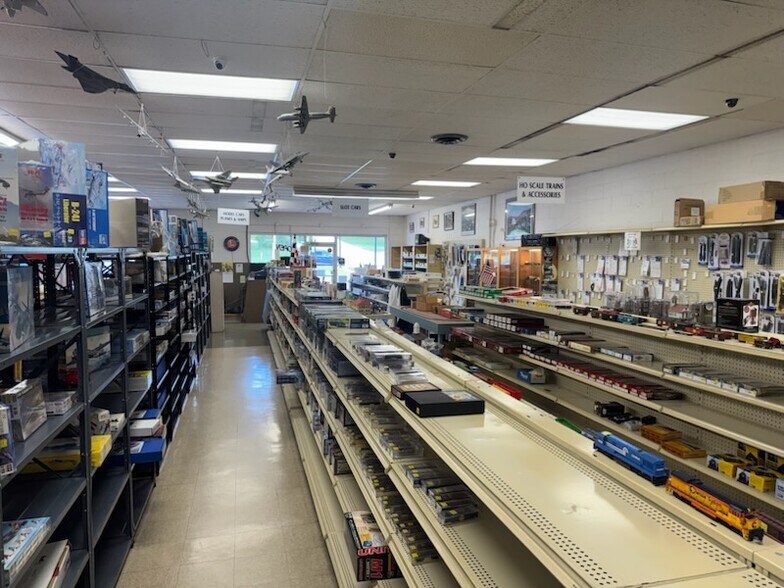 More Photos Of 7547 Williamson Rd, Hollins Storefront For Lease