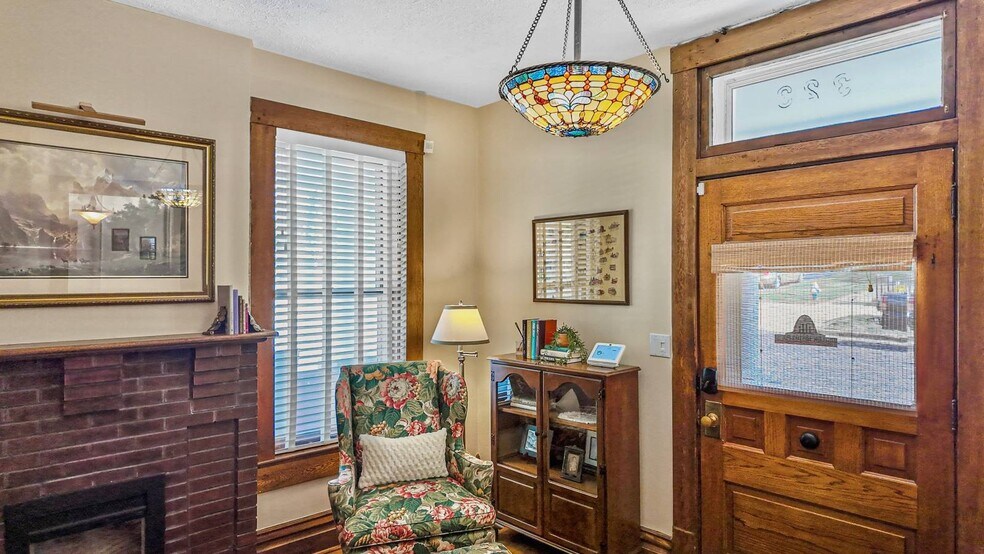 More Photos Of 323 Ballengee St, Hinton Office For Sale