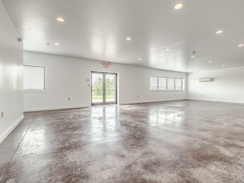 More Photos Of 6355 Boucher Dr, Edmond Showroom For Lease