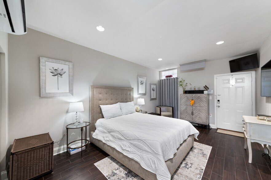 More Photos Of 722 Durham Dr, Houston Office For Sale