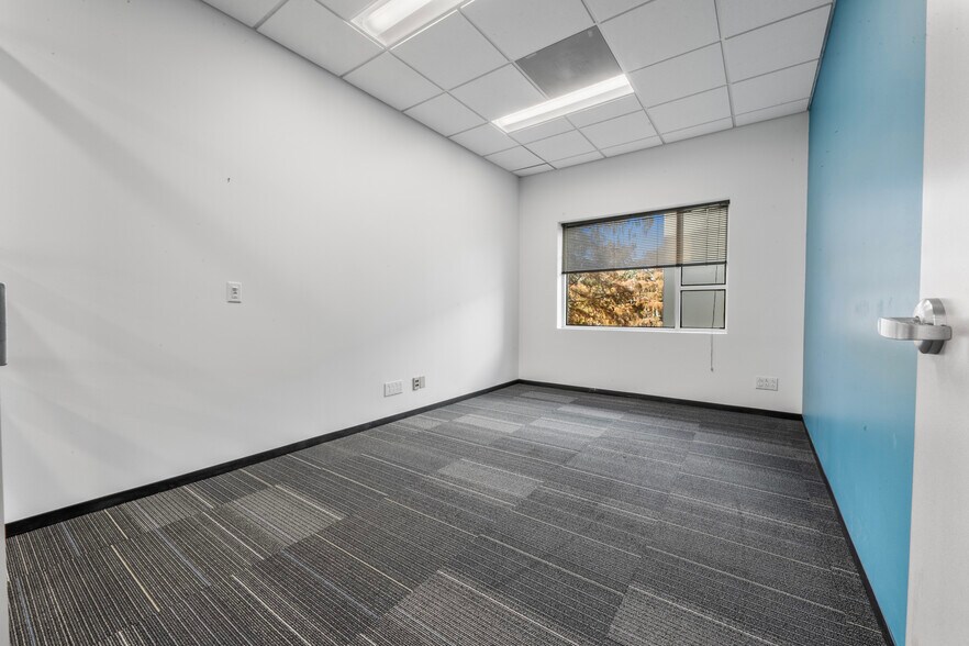 More Photos Of 15635 Jacintoport Blvd, Houston Office For Lease