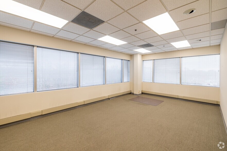 More Photos Of 80 Cottontail Ln, Somerset Office For Lease