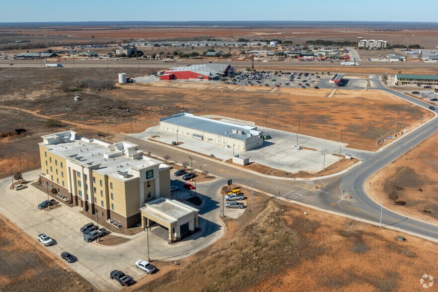 More Photos Of 1702 Louise Ln, Pearsall Storefront For Lease