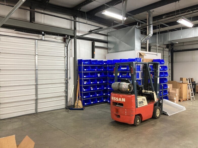 More Photos Of 2099 Hillshire Cir, Memphis Light Distribution For Lease